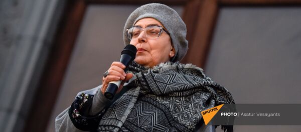 Бывшая защитница прав человека в Армении Лариса Алавердян выступает во время митинга на площади Свободы (16 ноября 2020). Еревaн - Sputnik Армения