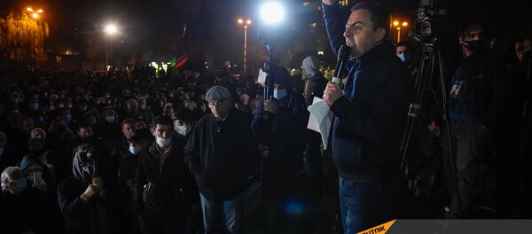 Представитель Верховного органа АРФ Дашнакцутюн Ишхан Сагателян выступает во время митинга на площади Свободы (16 ноября 2020). Еревaн - Sputnik Արմենիա