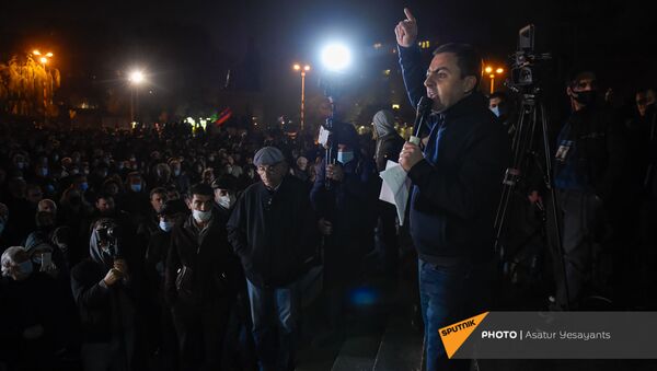 Представитель Верховного органа АРФ Дашнакцутюн Ишхан Сагателян выступает во время митинга на площади Свободы (16 ноября 2020). Еревaн - Sputnik Արմենիա
