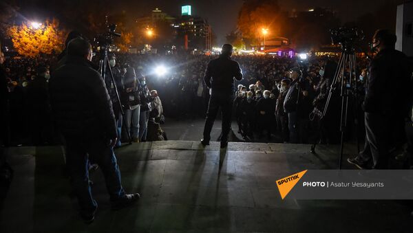 Представитель Верховного органа АРФ Дашнакцутюн Ишхан Сагателян выступает во время митинга на площади Свободы (16 ноября 2020). Еревaн - Sputnik Армения
