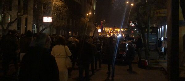 Собравшиеся на митинг в Ереване оппозиционеры направились шествием к генпрокуратуре и МИД Собравшиеся на митинг в Ереване оппозиционеры направились шествием к генпрокуратуре и МИД - Sputnik Արմենիա