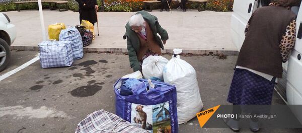 Беженцы из Карабаха прибыли из Еревана в Степанакерт (16 ноября 2020). Карабах - Sputnik Армения