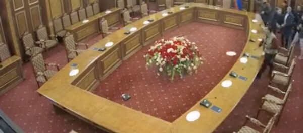Погромы в Правительстве - видео с камер наблюдения - Sputnik Արմենիա