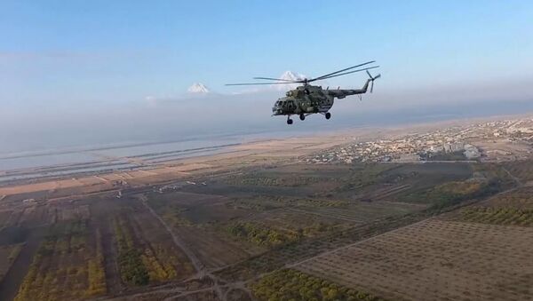 Вертолёты Ми-8 и Ми-24 прикрывают с воздуха российских миротворцев в Карабахе - Sputnik Армения