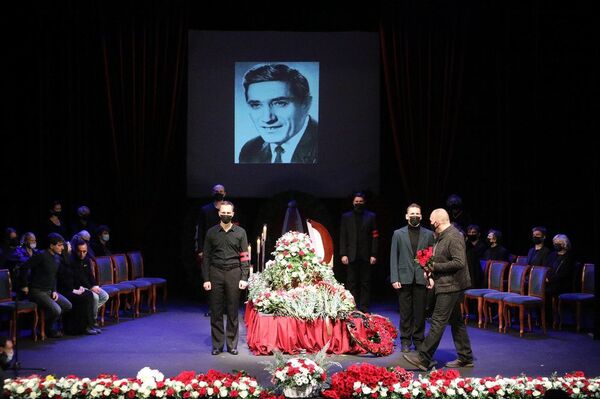 В Москве попрощались с Арменом Джигарханяном - видео - Sputnik Армения
