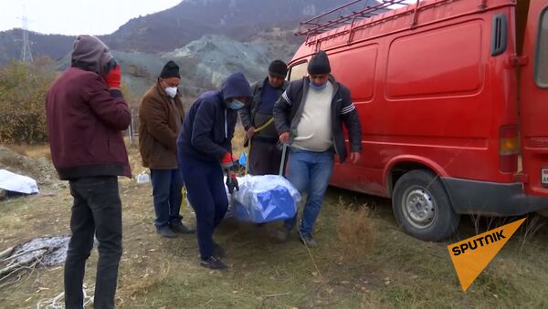 Жители Карвачара забирают останки своих родных с кладбищ - Sputnik Армения