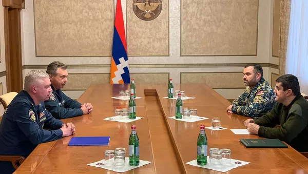 Президент Карабаха Араик Арутюнян встретился с директором Департамента спасательных формирований МЧС РФ Игорем Кутровским и директором Департамента международной деятельности МЧС РФ Владимиром Соловьевым (17 ноября 2020). Карабах - Sputnik Армения