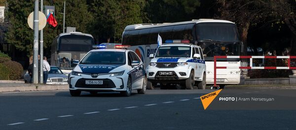 Беженцы из Карабаха прибывают из Армении в Степанакерт (17 ноября 2020). Карабах - Sputnik Армения