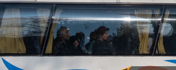 Беженцы из Карабаха прибывают из Армении в Степанакерт (17 ноября 2020). Карабах - Sputnik Армения