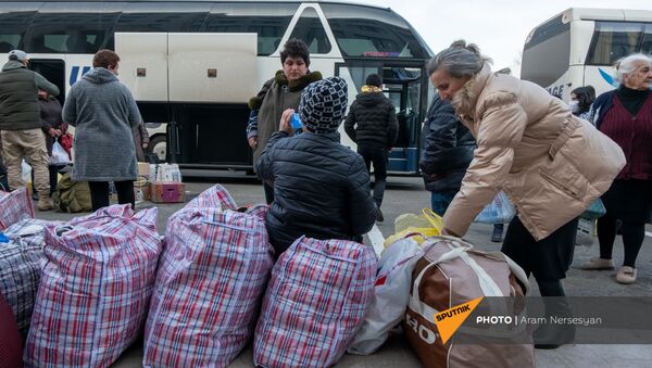Беженцы из Карабаха прибывают из Армении в Степанакерт (17 ноября 2020). Карабах - Sputnik Армения