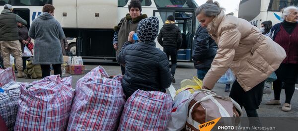 Беженцы из Карабаха прибывают из Армении в Степанакерт (17 ноября 2020). Карабах Беженцы из Карабаха прибывают из Армении в Степанакерт (17 ноября 2020). Карабах - Sputnik Армения