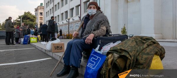 Беженцы из Карабаха прибывают из Армении в Степанакерт (17 ноября 2020). Карабах Беженцы из Карабаха прибывают из Армении в Степанакерт (17 ноября 2020). Карабах - Sputnik Армения