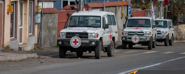 Автомобили Международного Комитета Красного Креста в Степанакерте - Sputnik Արմենիա