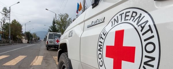 Автомобили Международного Комитета Красного Креста в Степанакерте - Sputnik Արմենիա