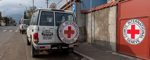Автомобили Международного Комитета Красного Креста в Степанакерте - Sputnik Армения