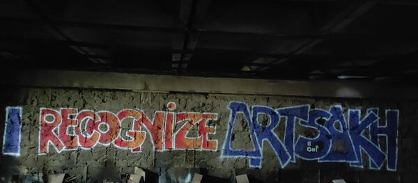 Նկարիչ Արեգ Բալայանը շարունակում է նկարազարդել Արցախի շինությունները Նկարիչ Արեգ Բալայանը շարունակում է նկարազարդել Արցախի շինությունները - Sputnik Արմենիա