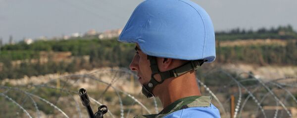 Турецкий член миротворческих сил ООН в Ливане стоит у входа в турецкую инженерную строительную компанию, расположенную недалеко от южного портового города Тир (16 ноября 2006). Ливан - Sputnik Армения