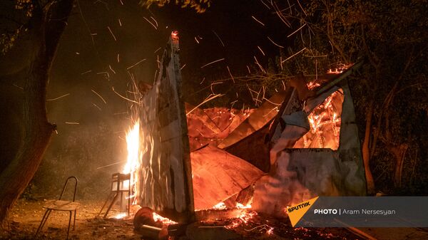 Жители села Нор Айкаджур Мартакертского района сжигают свое имущество перед сдачей территорий азербайджанской стороне (18 ноября 2020). Карабах - Sputnik Արմենիա
