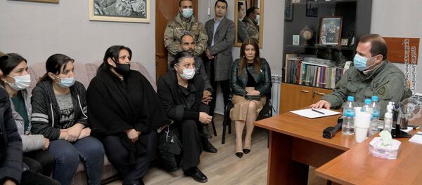 Министр обороны Давид Тоноян на встрече с родственниками пропавших военнослужащих (19 ноября 2020). Еревaн Министр обороны Давид Тоноян на встрече с родственниками пропавших военнослужащих (19 ноября 2020). Еревaн - Sputnik Արմենիա