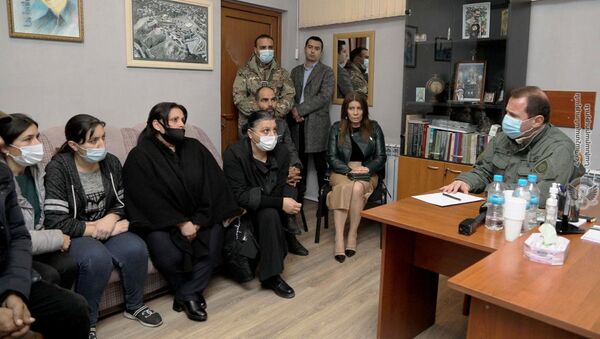 Министр обороны Давид Тоноян на встрече с родственниками пропавших военнослужащих (19 ноября 2020). Еревaн - Sputnik Армения