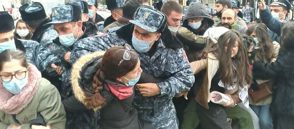 Митингующие перекрыли ул. Амирян Митингующие перекрыли ул. Амирян - Sputnik Արմենիա