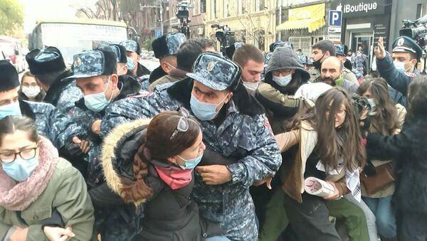 Митингующие перекрыли ул. Амирян - Sputnik Արմենիա
