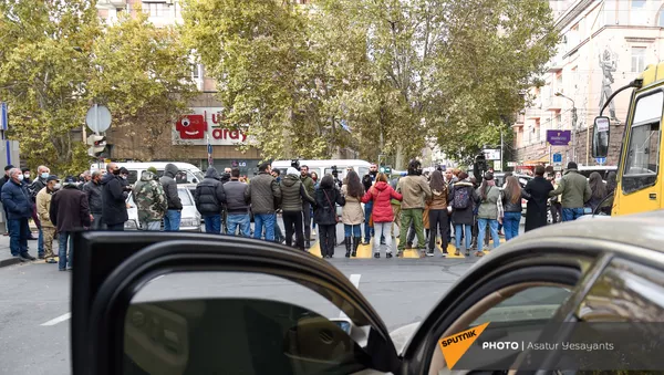 Акция протеста молодежи против премьер-министра (19 ноября 2020). Еревaн - Sputnik Армения