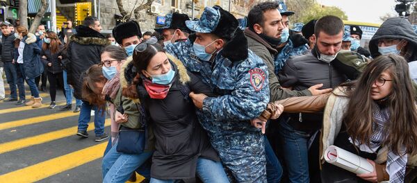 Полицейские задерживают участников акции протеста молодежи против премьер-министра (19 ноября 2020). Еревaн Полицейские задерживают участников акции протеста молодежи против премьер-министра (19 ноября 2020). Еревaн - Sputnik Արմենիա