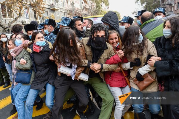 Երևանում փողոցներ են փակում Փաշինյանի հրաժարականի պահանջով. տեսանյութ Երևանում փողոցներ են փակում Փաշինյանի հրաժարականի պահանջով. տեսանյութ - Sputnik Արմենիա