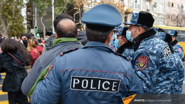 Полицейские задерживают участников акции протеста молодежи против премьер-министра (19 ноября 2020). Еревaн - Sputnik Армения