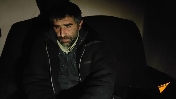 Мужчина рассказывает как был вынужден бросить свой дом.  - Sputnik Армения