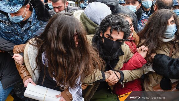 Полицейские задерживают участников акции протеста молодежи против премьер-министра (19 ноября 2020). Еревaн - Sputnik Արմենիա
