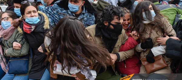 Полицейские задерживают участников акции протеста молодежи против премьер-министра (19 ноября 2020). Еревaн - Sputnik Արմենիա