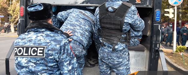 Полицейские во время акции протеста молодежи против премьер-министра (19 ноября 2020). Еревaн - Sputnik Արմենիա