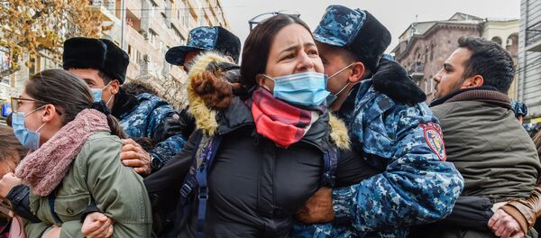 Полицейские задерживают участников акции протеста молодежи против премьер-министра (19 ноября 2020). Еревaн Полицейские задерживают участников акции протеста молодежи против премьер-министра (19 ноября 2020). Еревaн - Sputnik Армения