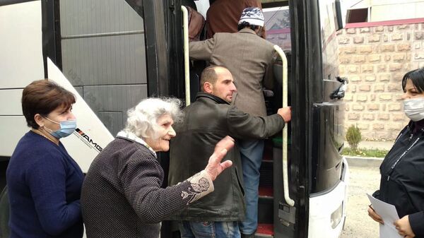 Вопреки страху и неопределенности: нашедшие в Шираке приют карабахцы возвращаются домой - Sputnik Армения