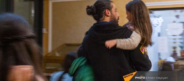 Волонтер из Диаспоры Сипан Короглян с детьми из Карабаха в отеле Гориса Волонтер из Диаспоры Сипан Короглян с детьми из Карабаха в отеле Гориса - Sputnik Արմենիա