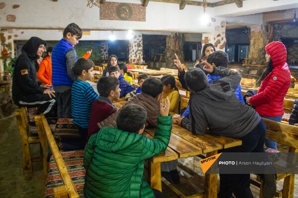 «Չենք տա Շուշին մենք ուրիշին», երեխաները երգում են,  մեծերը` լալիս. արցախցիները` Գորիսում - Sputnik Արմենիա