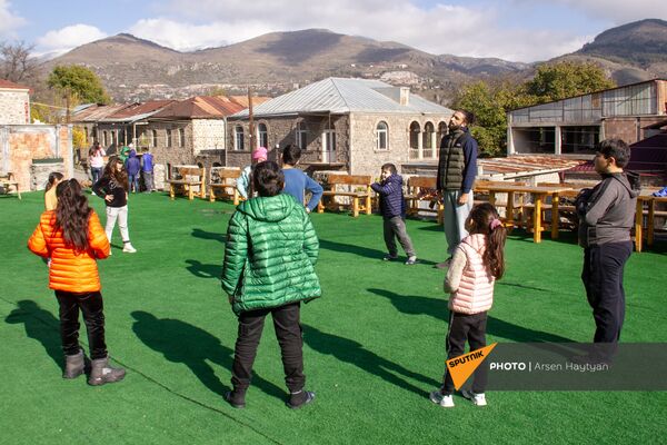 «Չենք տա Շուշին մենք ուրիշին», երեխաները երգում են,  մեծերը` լալիս. արցախցիները` Գորիսում - Sputnik Արմենիա