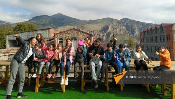 Карабахские дети в отеле в Горисе - Sputnik Արմենիա