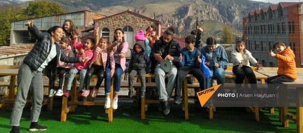 Карабахские дети в отеле в Горисе - Sputnik Արմենիա