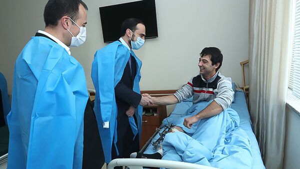 Вице-премьер Тигран Авинян и министр здравоохранения Арсен Торосян посетили раненных в ходе войны военнослужащих, находящихся на лечении в медцентрах столицы (19 ноября 2020). Еревaн - Sputnik Армения