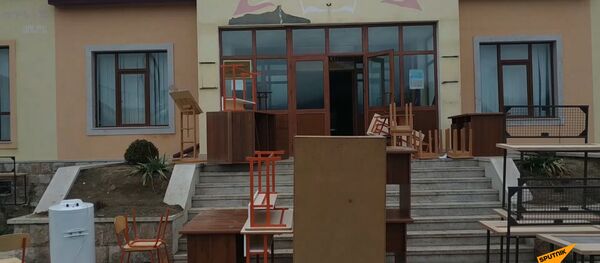 Из школы села Ухтасар Аскеранского района вывозят имущество. Из школы села Ухтасар Аскеранского района вывозят имущество. - Sputnik Армения