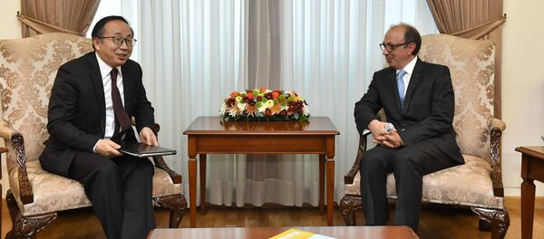 Новоназначенный посол Китая Фан Юнь вручил копии верительных грамот министру иностранных дел Армении Ара Айвазяну (19 ноября 2020). Еревaн - Sputnik Արմենիա