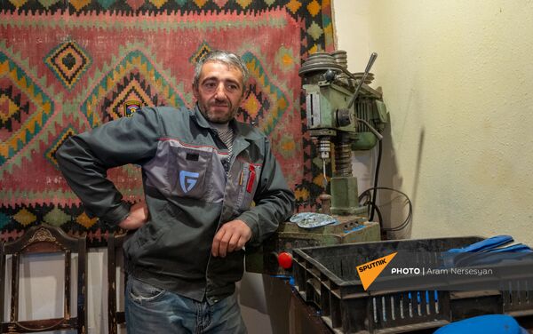 Доброволец Славик Агабабян на производствое наколенников в селе Ринг, Вайоцдзорской области - Sputnik Армения