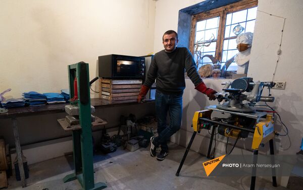 Доброволец Нарек Аветисян на производстве наколенников в селе Ринг, Вайоцдзорской области - Sputnik Армения