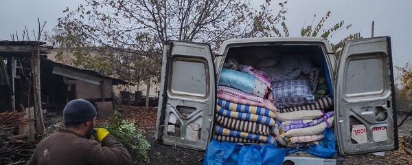 Жители деревень Мартакертского района перед сдачей территорий азербайджанской стороне (18 ноября 2020). Карабах - Sputnik Армения