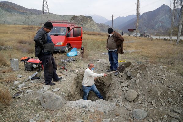 Жители Карвачара забирают останки своих родных с кладбищ для дальнейшего перезахоронения на территории подконтрольной карабахской стороне (16 ноября 2020). Карабах - Sputnik Армения