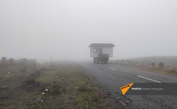 Грузовик перевозит каркас дома по трассе между Мартакертским и Аскеранским районами (18 ноября 2020). Карабах - Sputnik Армения