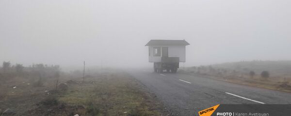 Грузовик перевозит каркас дома по трассе между Мартакертским и Аскеранским районами (18 ноября 2020). Карабах - Sputnik Армения